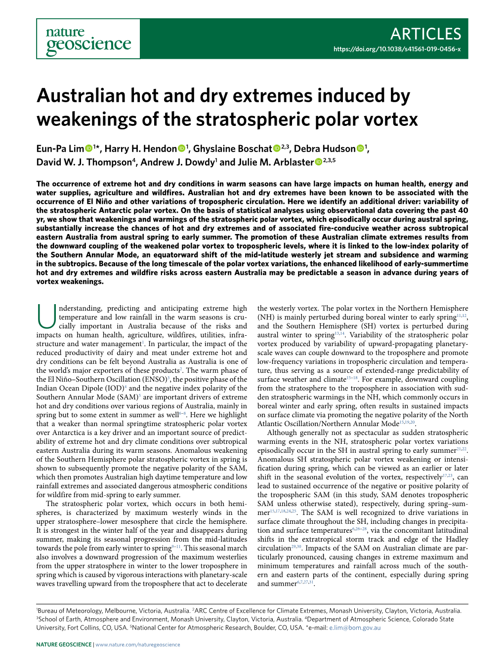 Australian Hot and Dry Extremes Induced by Weakenings of the Stratospheric Polar Vortex