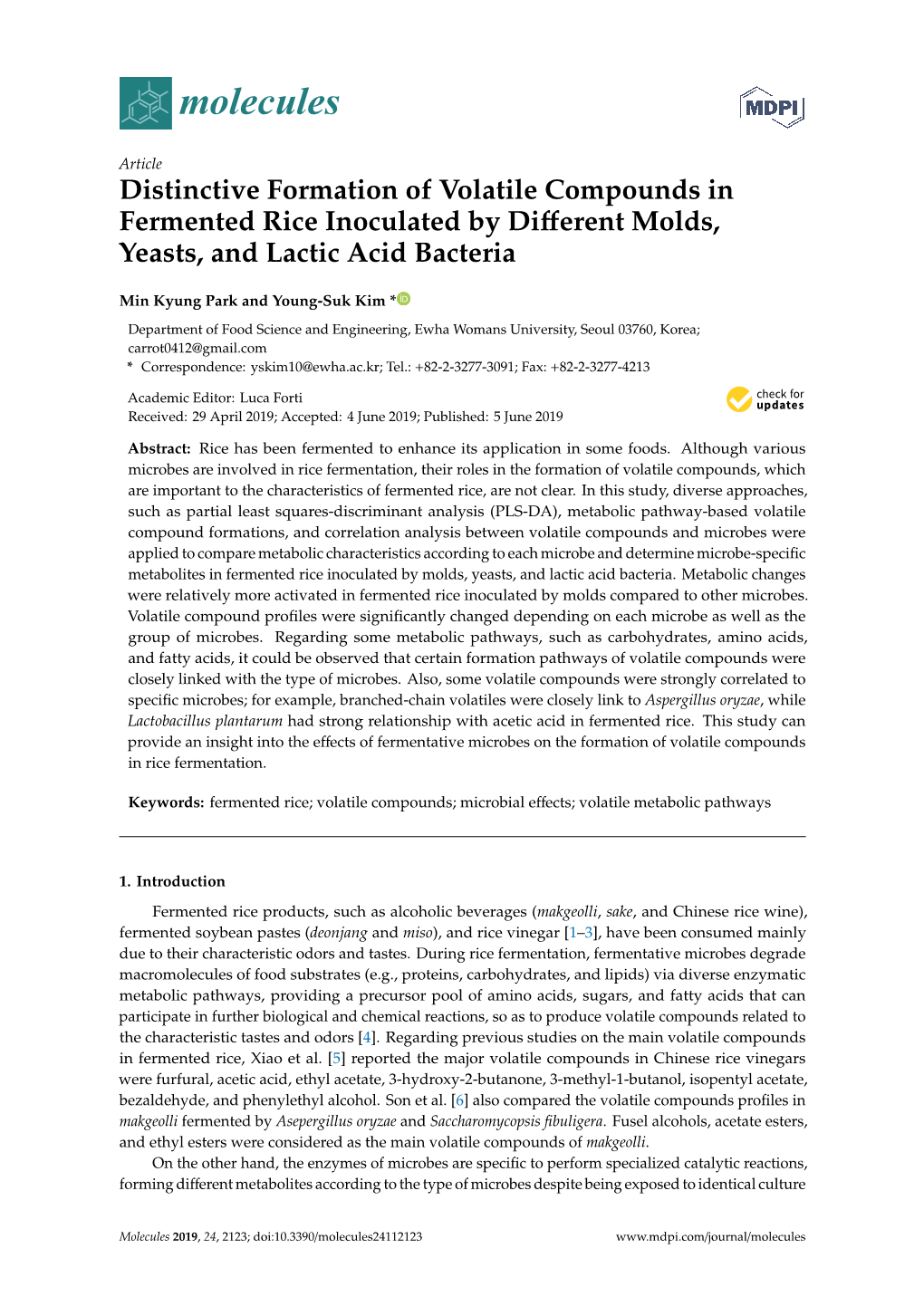 Distinctive Formation of Volatile Compounds in Fermented Rice Inoculated by Diﬀerent Molds, Yeasts, and Lactic Acid Bacteria