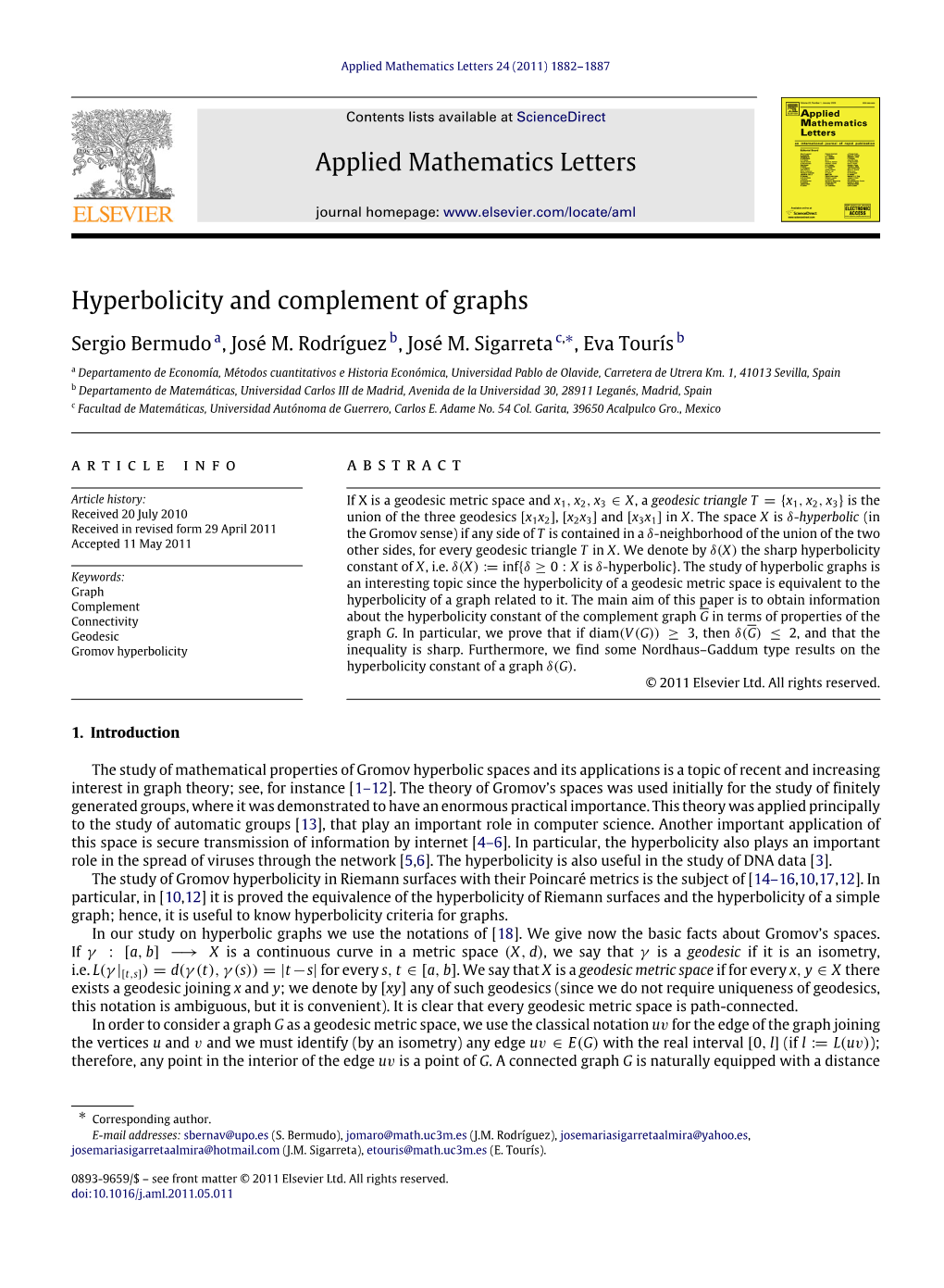 Hyperbolicity and Complement of Graphs