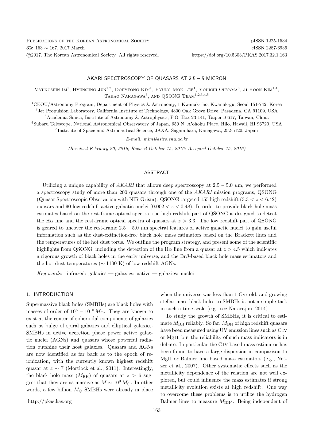 Akari Spectroscopy of Quasars at 2.5 – 5 Micron