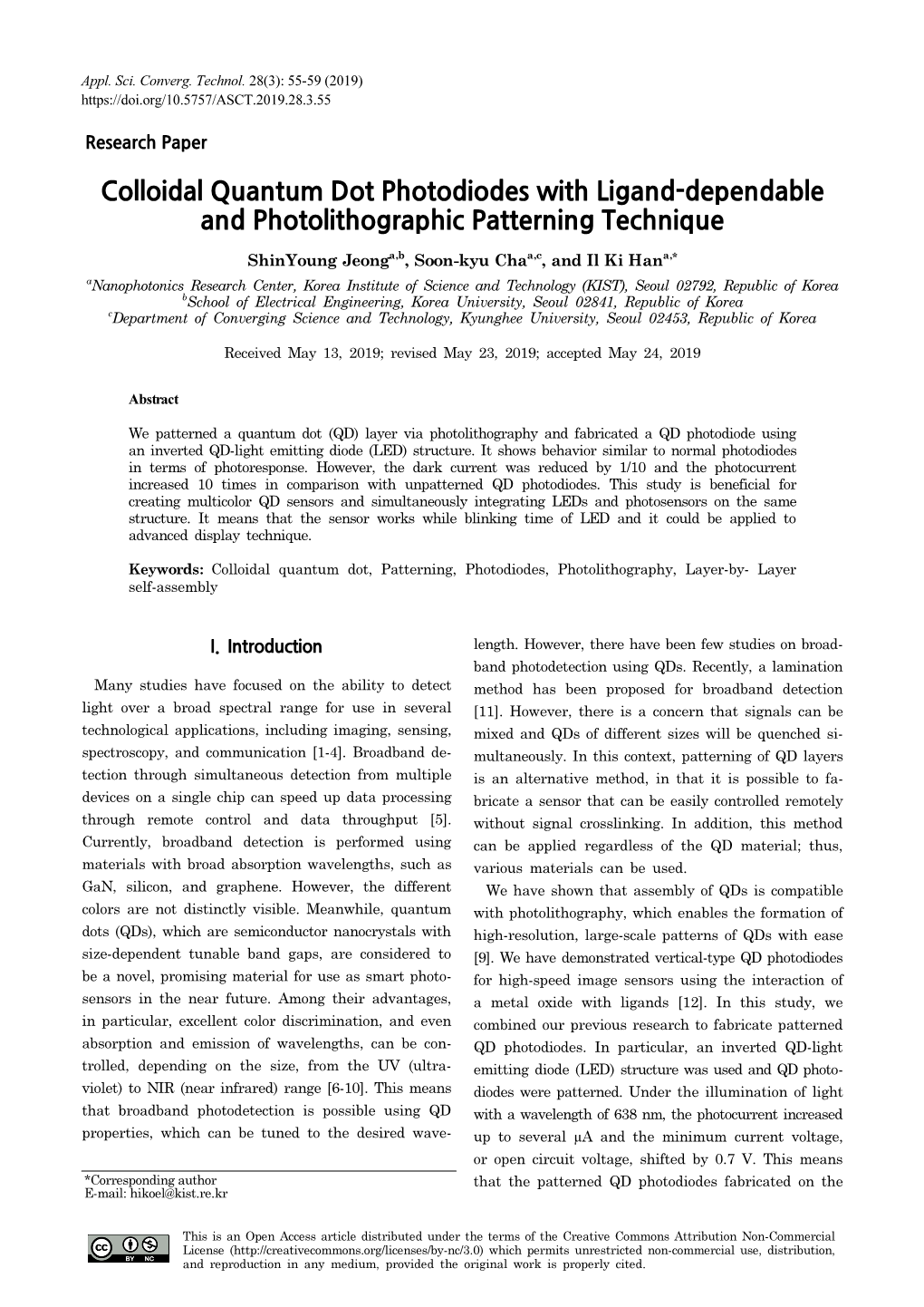 Colloidal Quantum Dot Photodiodes with Ligand-Dependable and Photolithographic Patterning Technique