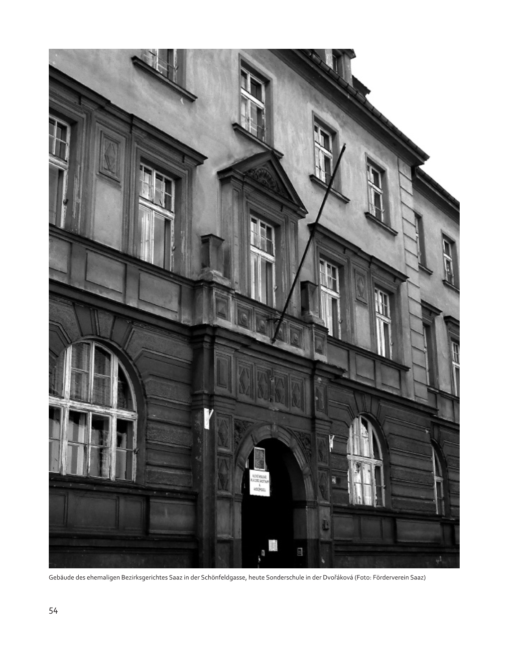 Gebäude Des Ehemaligen Bezirksgerichtes Saaz in Der Schönfeldgasse, Heute Sonderschule in Der Dvořáková (Foto: Förderverein Saaz)
