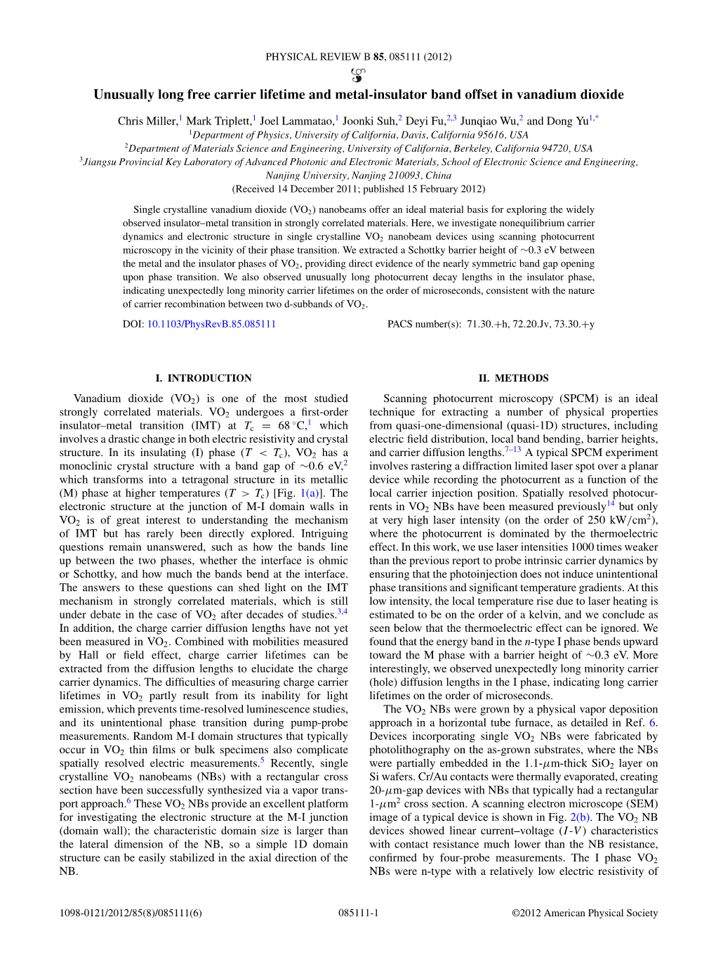 Unusually Long Free Carrier Lifetime and Metal-Insulator Band Offset in Vanadium Dioxide