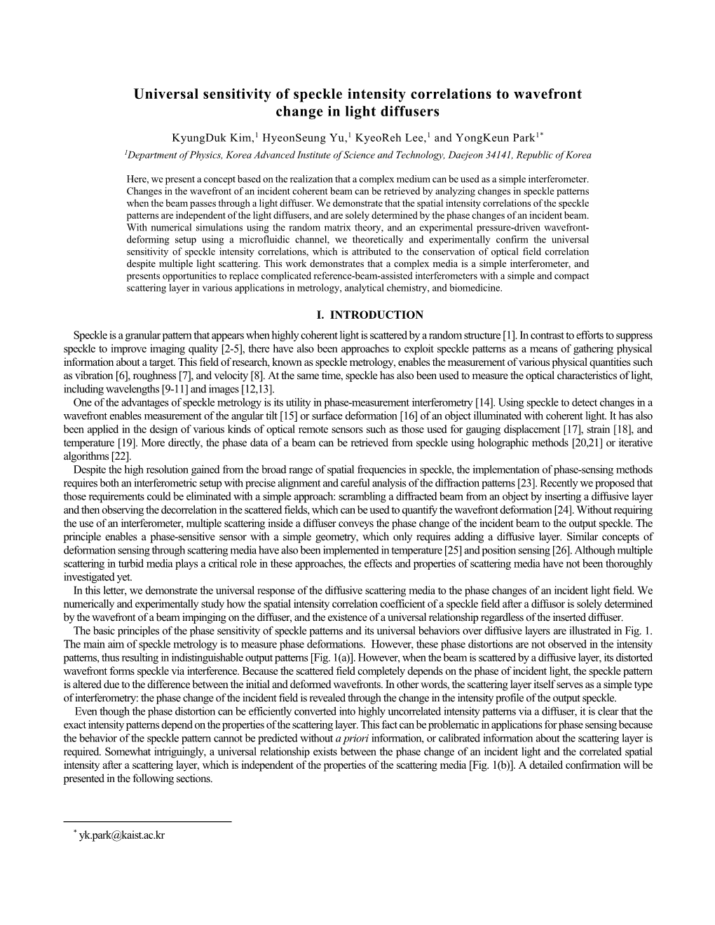 Universal Sensitivity of Speckle Intensity Correlations to Wavefront Change in Light Diffusers