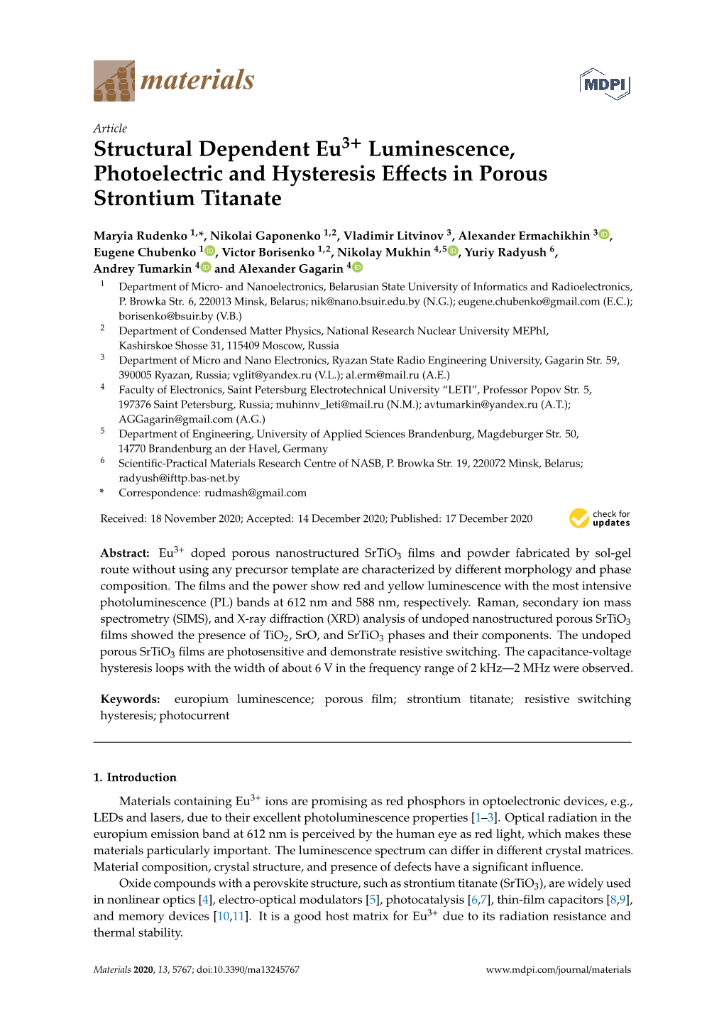 Structural Dependent Eu3+ Luminescence, Photoelectric and Hysteresis Eﬀects in Porous Strontium Titanate