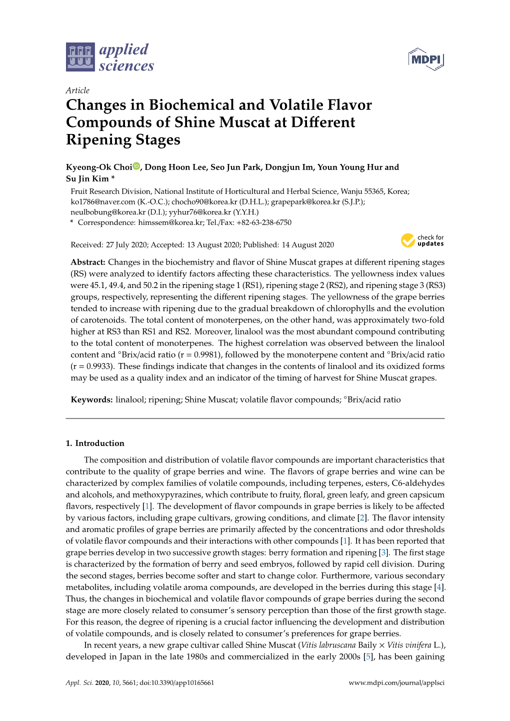 Changes in Biochemical and Volatile Flavor Compounds of Shine Muscat at Diﬀerent Ripening Stages