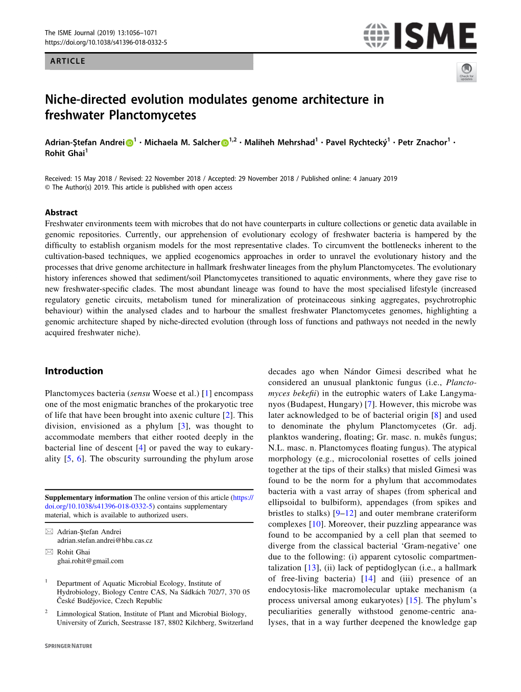 Niche-Directed Evolution Modulates Genome Architecture in Freshwater Planctomycetes