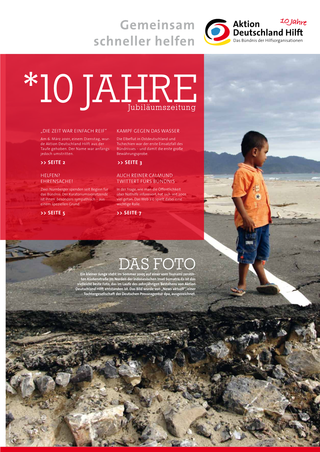 DAS FOTO Ein Kleiner Junge Steht Im Sommer 2005 Auf Einer Vom Tsunami Zerstör- Ten Küstenstraße Im Norden Der Indonesischen Insel Sumatra