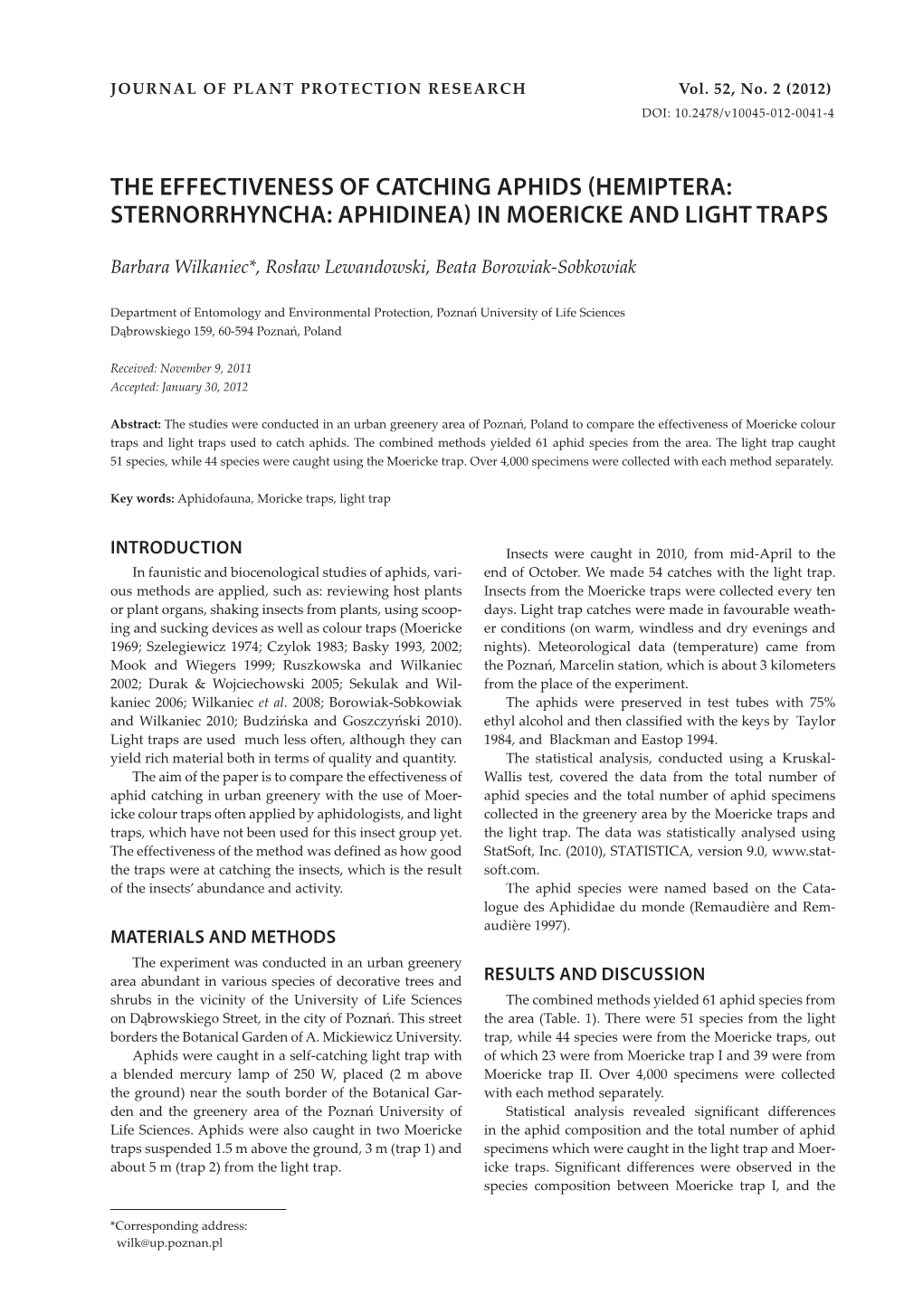 The Effectiveness of Catching Aphids (Hemiptera: Sternorrhyncha: Aphidinea) in Moericke and Light Traps