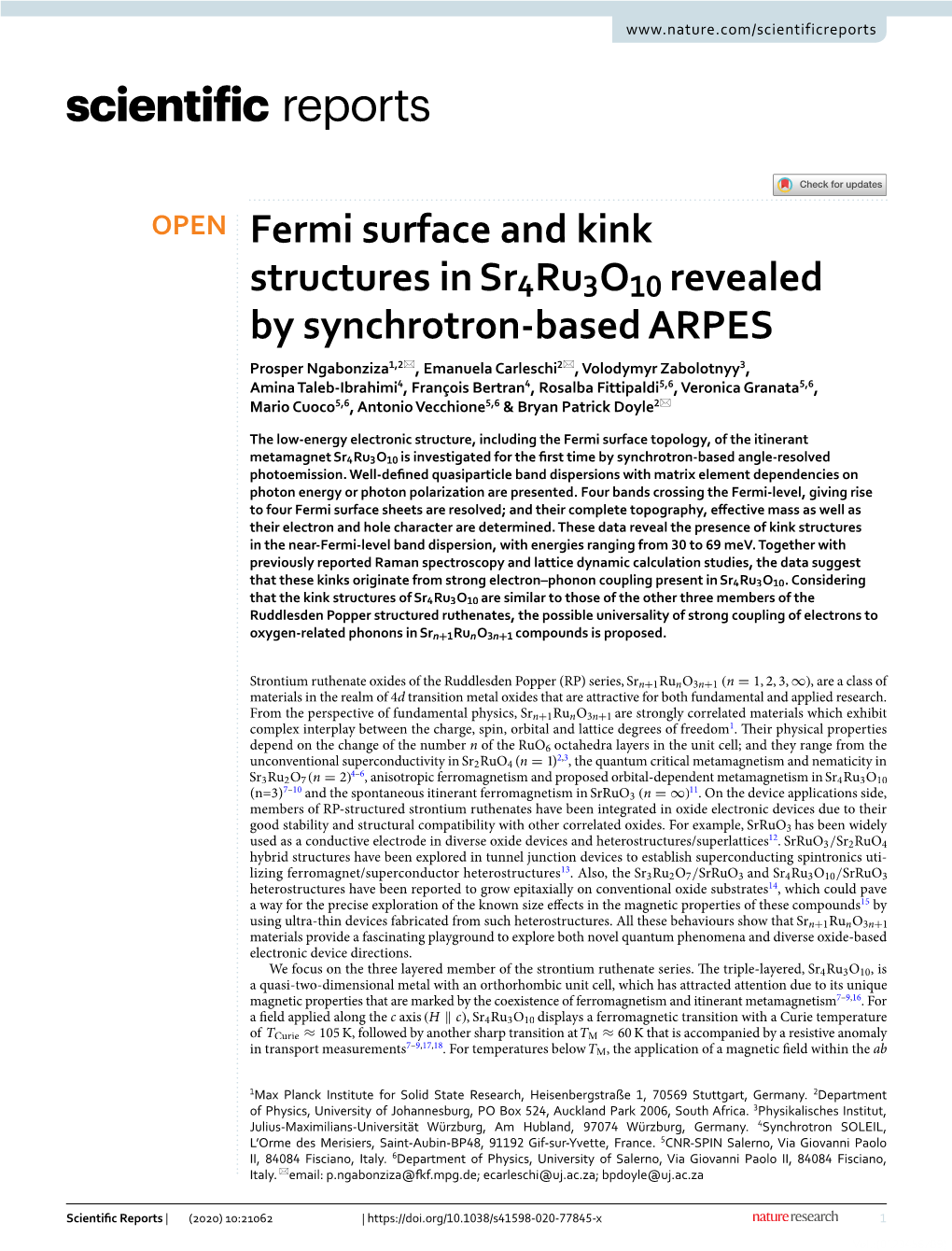 Fermi Surface and Kink Structures in Revealed by Synchrotron-Based