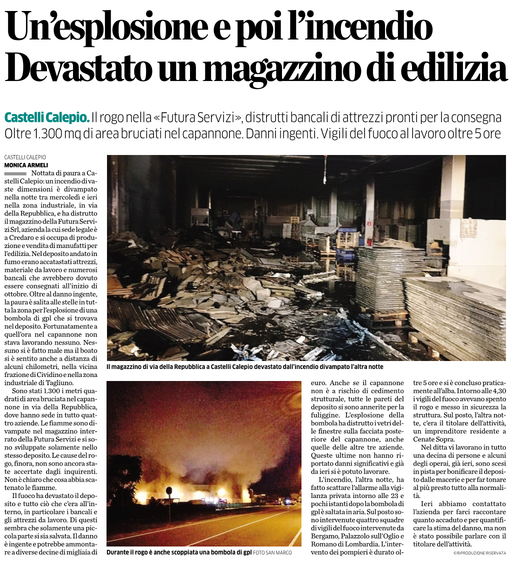 Un'esplosione E Poi L'incendio Devastato Un Magazzino Di Edilizia