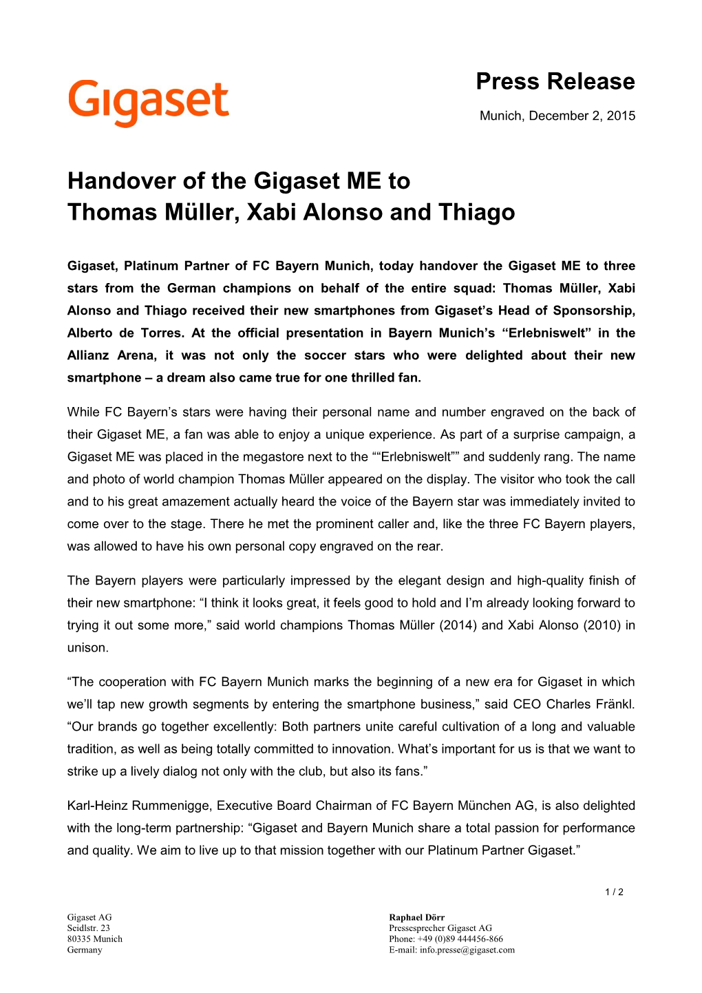 Press Release Handover of the Gigaset ME to Thomas Müller, Xabi
