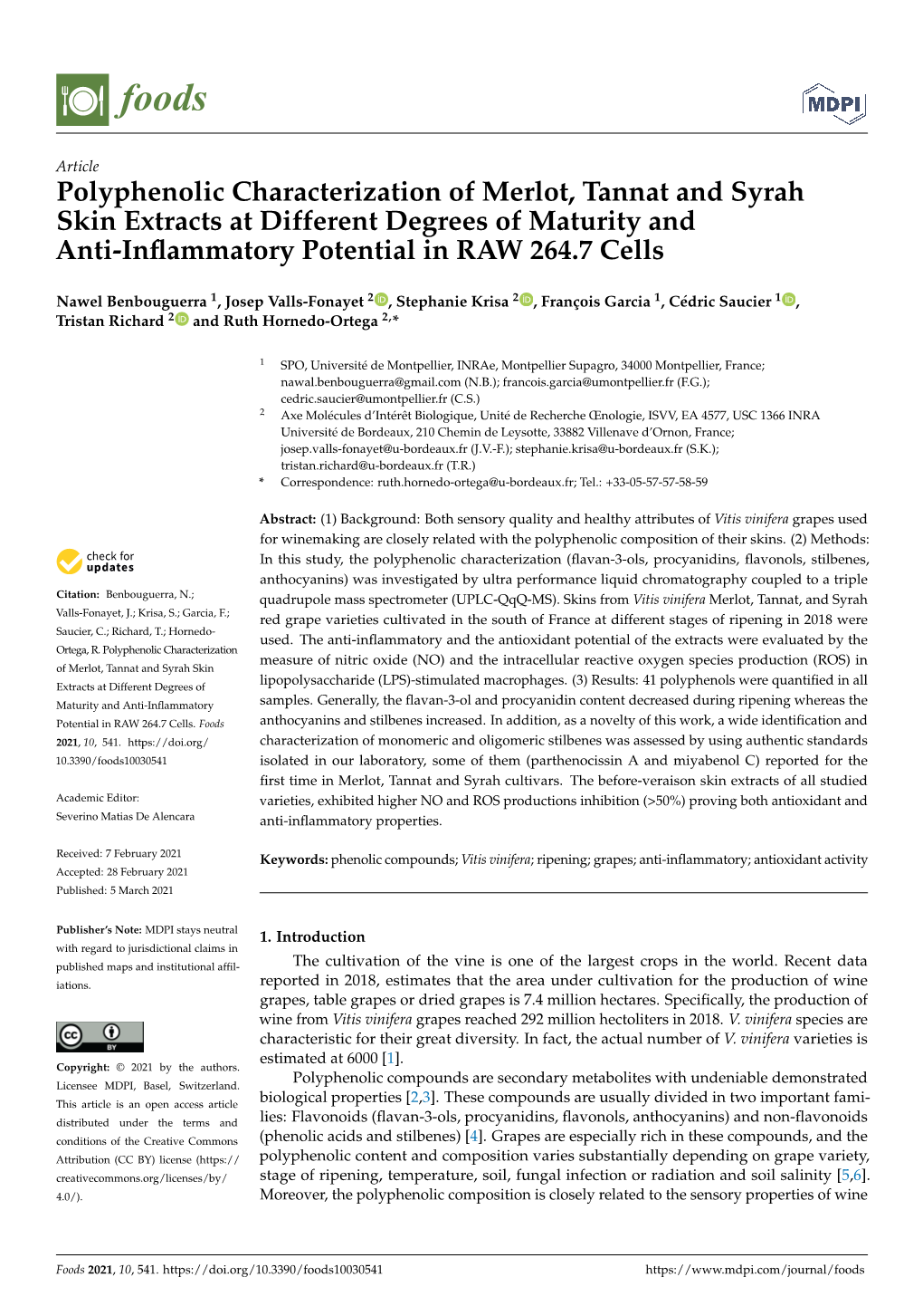 Polyphenolic Characterization of Merlot, Tannat and Syrah Skin Extracts at Different Degrees of Maturity and Anti-Inﬂammatory Potential in RAW 264.7 Cells